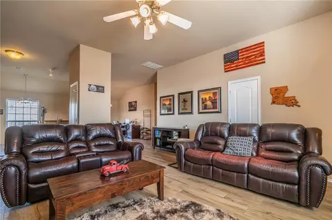 4105 Queens Dr, Moore, OK 73160 photo 2