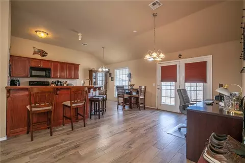 4105 Queens Dr, Moore, OK 73160 photo 9