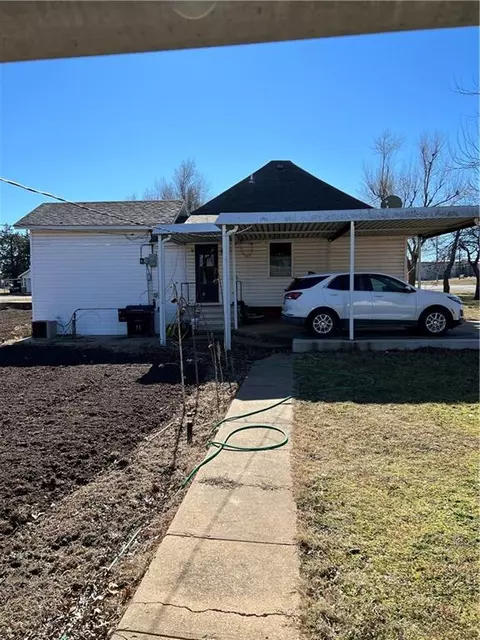201 E Wallace Ave, Apache, OK 73006 photo 2