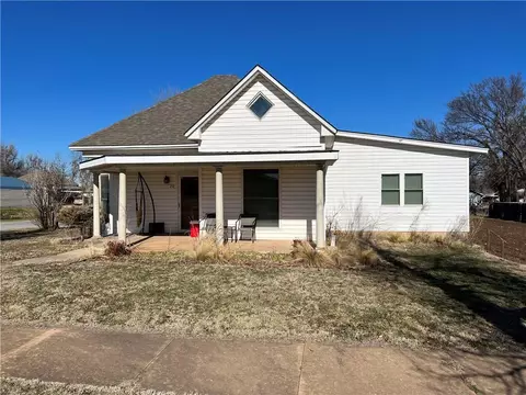 201 E Wallace Ave, Apache, OK 73006