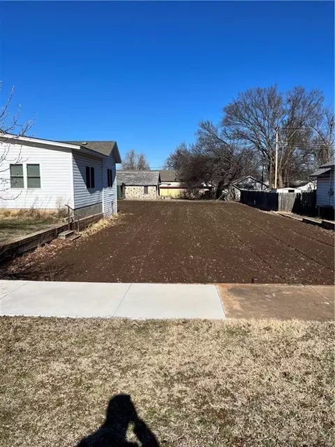 201 E Wallace Ave, Apache, OK 73006 photo 3