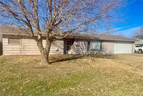 809 Sylvia St, Fairview, OK 73737