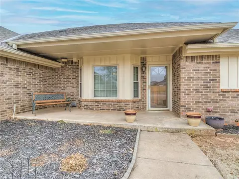 304 E Olympic Dr, Yukon, OK 73099 photo 3