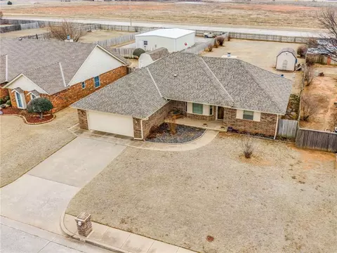 304 E Olympic Dr, Yukon, OK 73099 photo 1