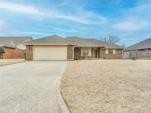304 E Olympic Dr, Yukon, OK 73099 photo 2