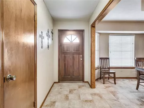 304 E Olympic Dr, Yukon, OK 73099 photo 4