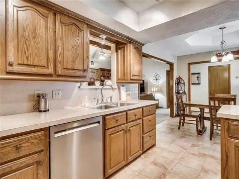 304 E Olympic Dr, Yukon, OK 73099 photo 13