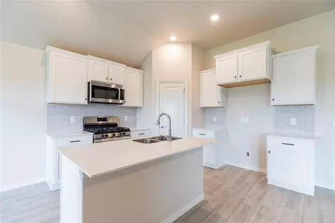 2913 Hazel Holw, Moore, OK 73160 photo 5
