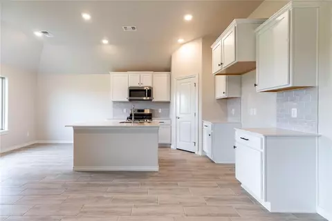 2913 Hazel Holw, Moore, OK 73160 photo 4