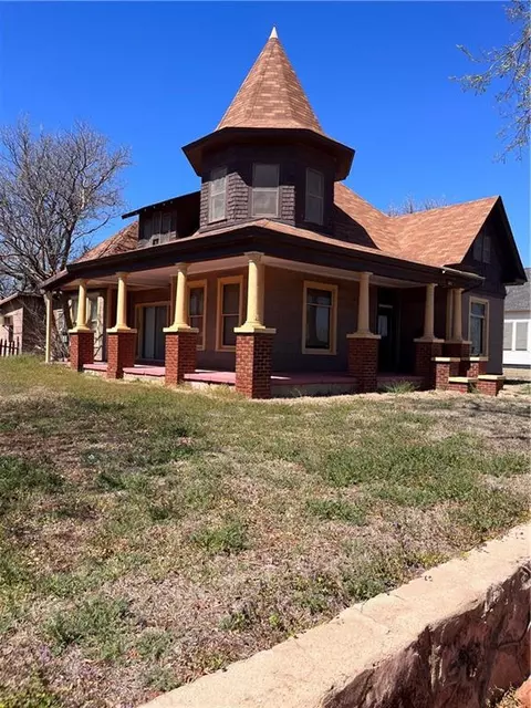 611 N Custer St, Weatherford, OK 73096