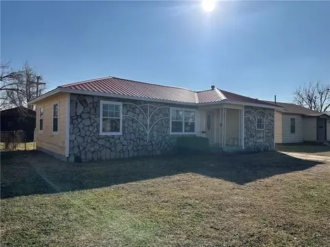 1020 E Pecan St, Altus, OK 73521 photo 2