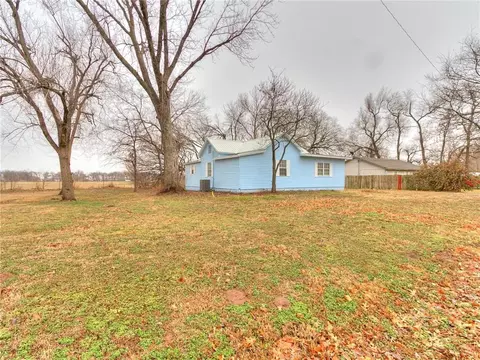 204 SE 3rd St, Perkins, OK 74059 photo 2