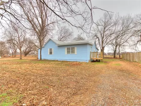 204 SE 3rd St, Perkins, OK 74059 photo 1