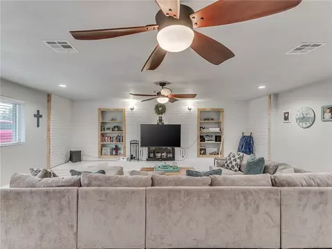 606 E Main St, Tuttle, OK 73089 photo 8