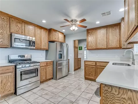 606 E Main St, Tuttle, OK 73089 photo 13