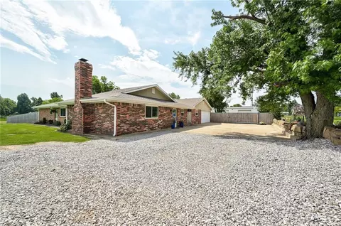 606 E Main St, Tuttle, OK 73089 photo 4