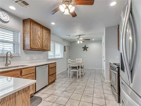 606 E Main St, Tuttle, OK 73089 photo 15