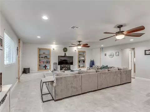 606 E Main St, Tuttle, OK 73089 photo 9
