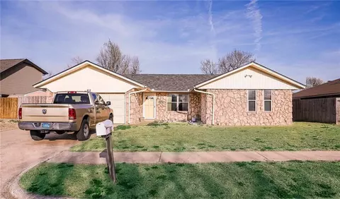 812 N Briarcliff Dr, Moore, OK 73170
