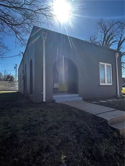 1217 W Texas Ave, Chickasha, OK 73018