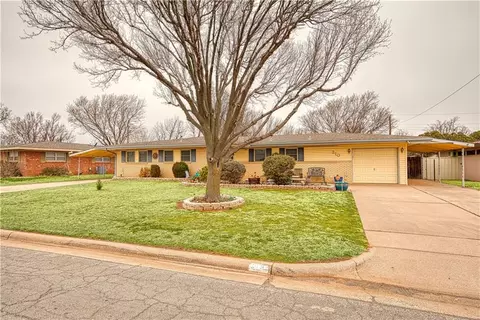 310 Pawnee Rd, Foss, OK 73647