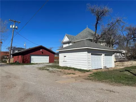 318 E Commerce St, Altus, OK 73521 photo 4