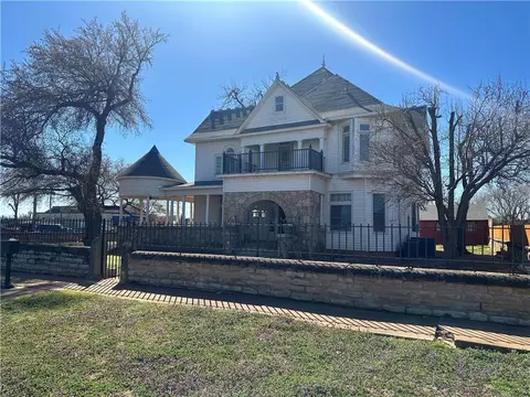 318 E Commerce St, Altus, OK 73521 photo 1
