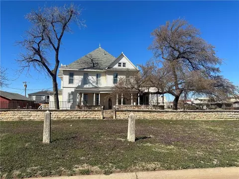 318 E Commerce St, Altus, OK 73521 photo 3