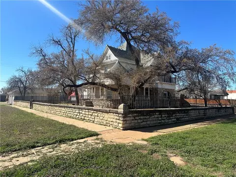 318 E Commerce St, Altus, OK 73521 photo 2