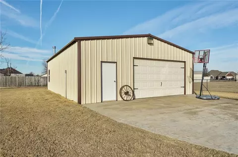1607 Excaliber Dr, Tuttle, OK 73089 photo 2