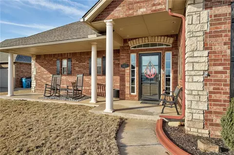 1607 Excaliber Dr, Tuttle, OK 73089 photo 1