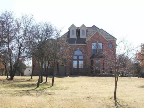 2304 Summit Dr, Edmond, OK 73034 photo 1