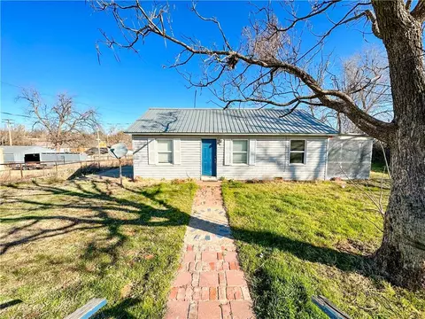 219 W Cedar St, Binger, OK 73009 photo 2