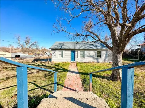 219 W Cedar St, Binger, OK 73009 photo 3