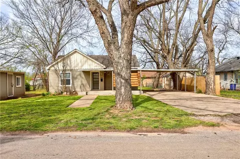104 SW 8th St, Lindsay, OK 73052