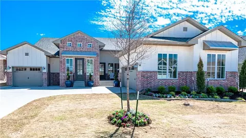 3700 Utica Square Dr, Edmond, OK 73034