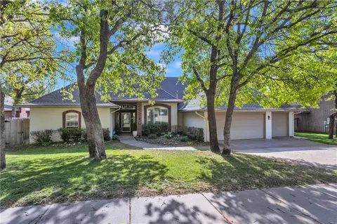 28 S Crosstimber Trl, Edmond, OK 73034