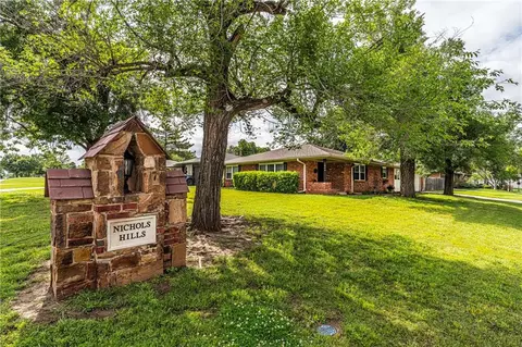 1844 Westminster Pl, Nichols Hills, OK 73120