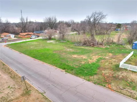 1528 Henderson St, Chickasha, OK 73018