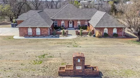 10601 Crystal Creek Dr, Mustang, OK 73064
