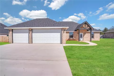 1040 NE Skyridge Dr, Elgin, OK 73538