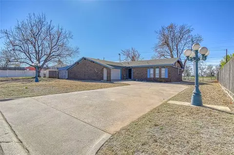 104 Skyline Dr, Chickasha, OK 73018