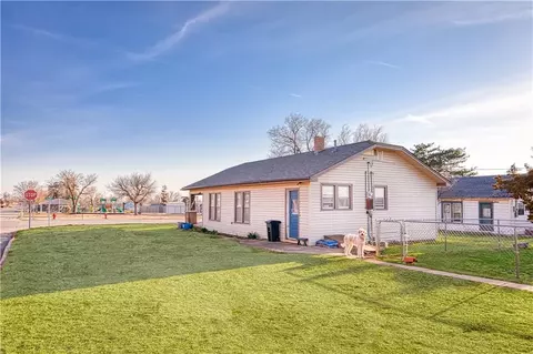 421 E Broadway St, Leedey, OK 73654 photo 3