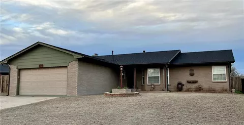 403 NE 19th St, Moore, OK 73160