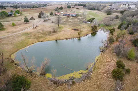 9701 E Horseshoe Ln, Moore, OK 73160
