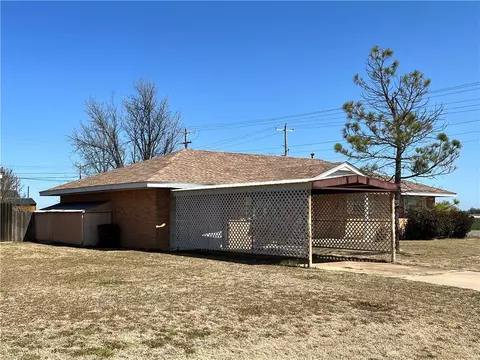 1017 E Grant St, Sentinel, OK 73664 photo 2
