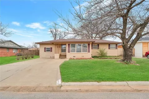1724 N Willard Dr, Altus, OK 73521