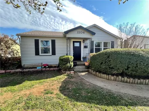 1104 E Sycamore Ave, Altus, OK 73521 photo 2
