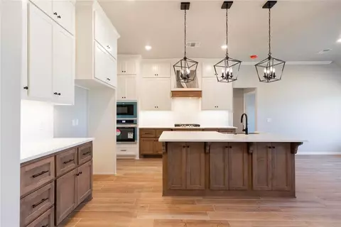5505 Santa Lucia Dr, Mustang, OK 73064