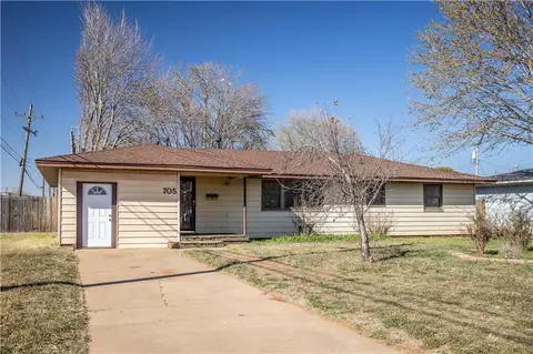 705 E Tom Stafford St, Weatherford, OK 73096